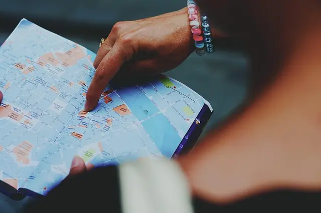 Guide pratique pour éviter les pièges des arnaques en voyage international
